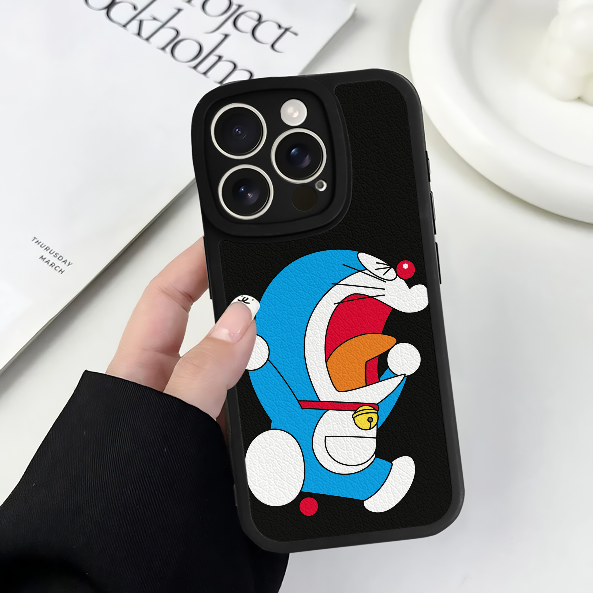（画像用） ドラえもん Doraemon 【iPhone 16シリーズ対応】シリコンスマホケース（レザー調） 材質：シリコン